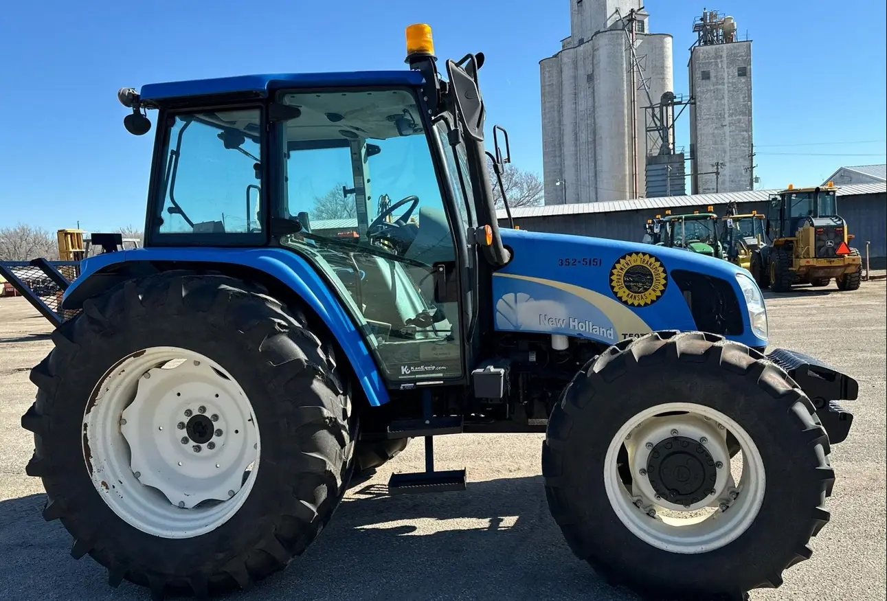 2012 New Holland T-5070 MFWD tractor - Image 4