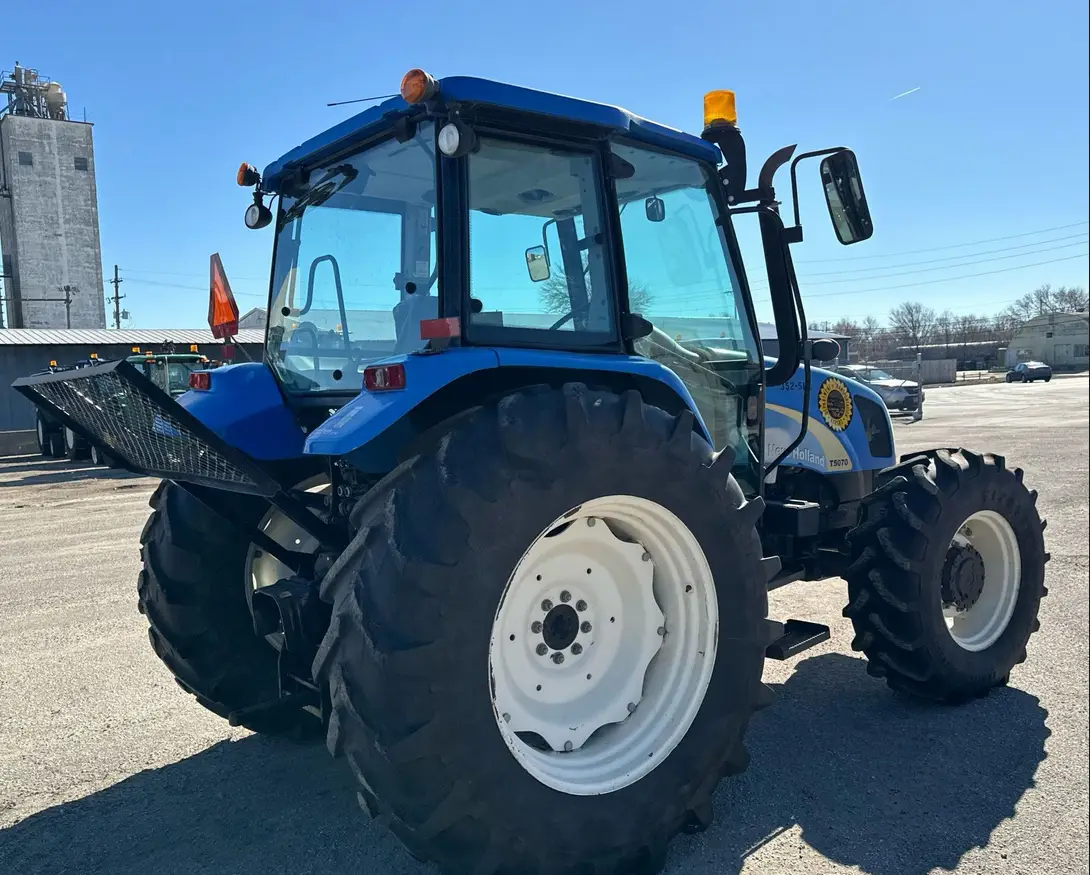 2012 New Holland T-5070 MFWD tractor - Image 5