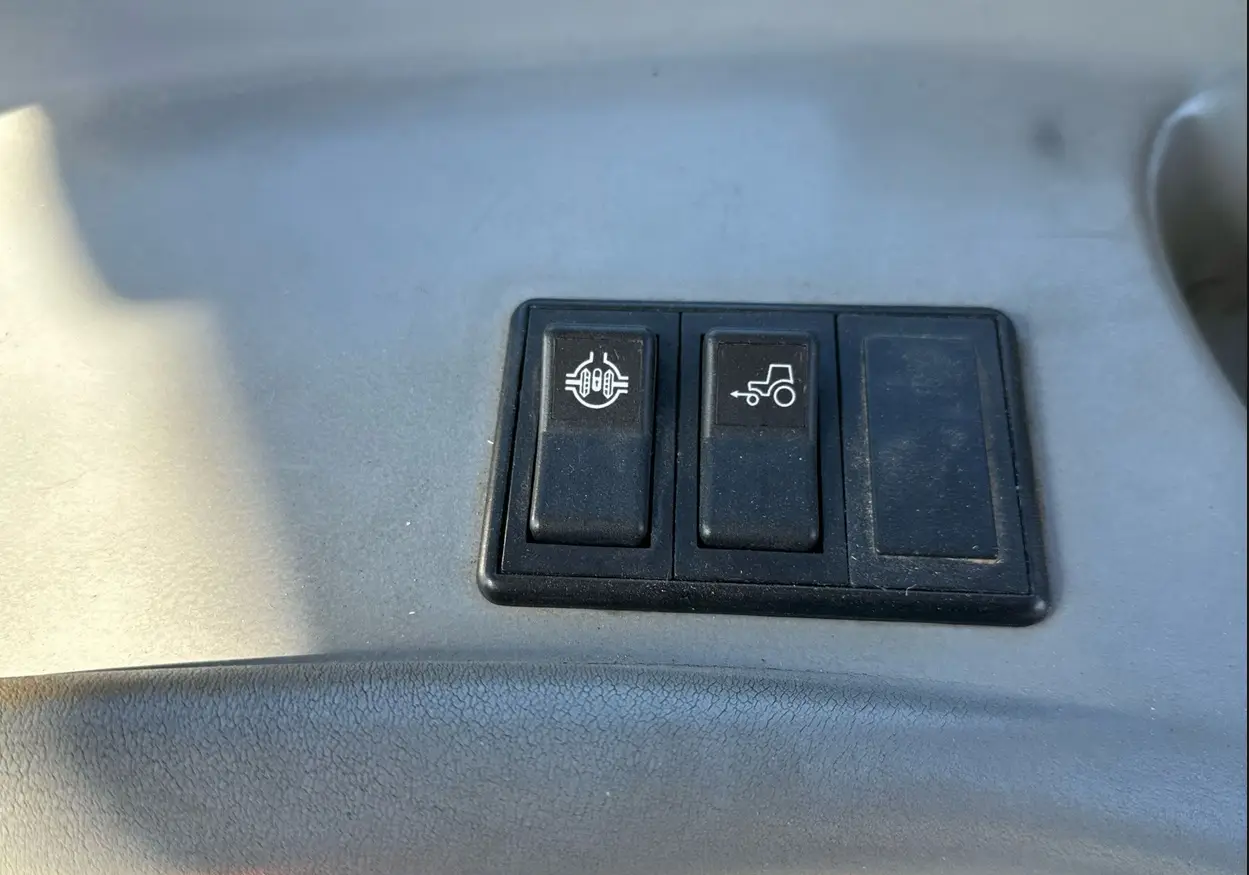 2012 New Holland T-5070 MFWD tractor - Image 32