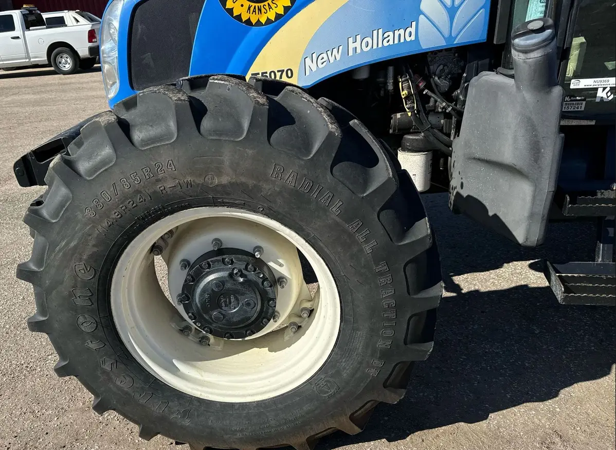 2012 New Holland T-5070 MFWD tractor - Image 43