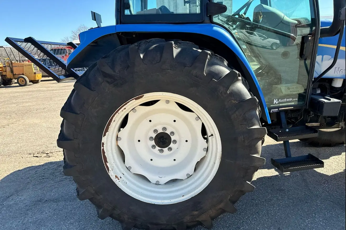 2012 New Holland T-5070 MFWD tractor - Image 48