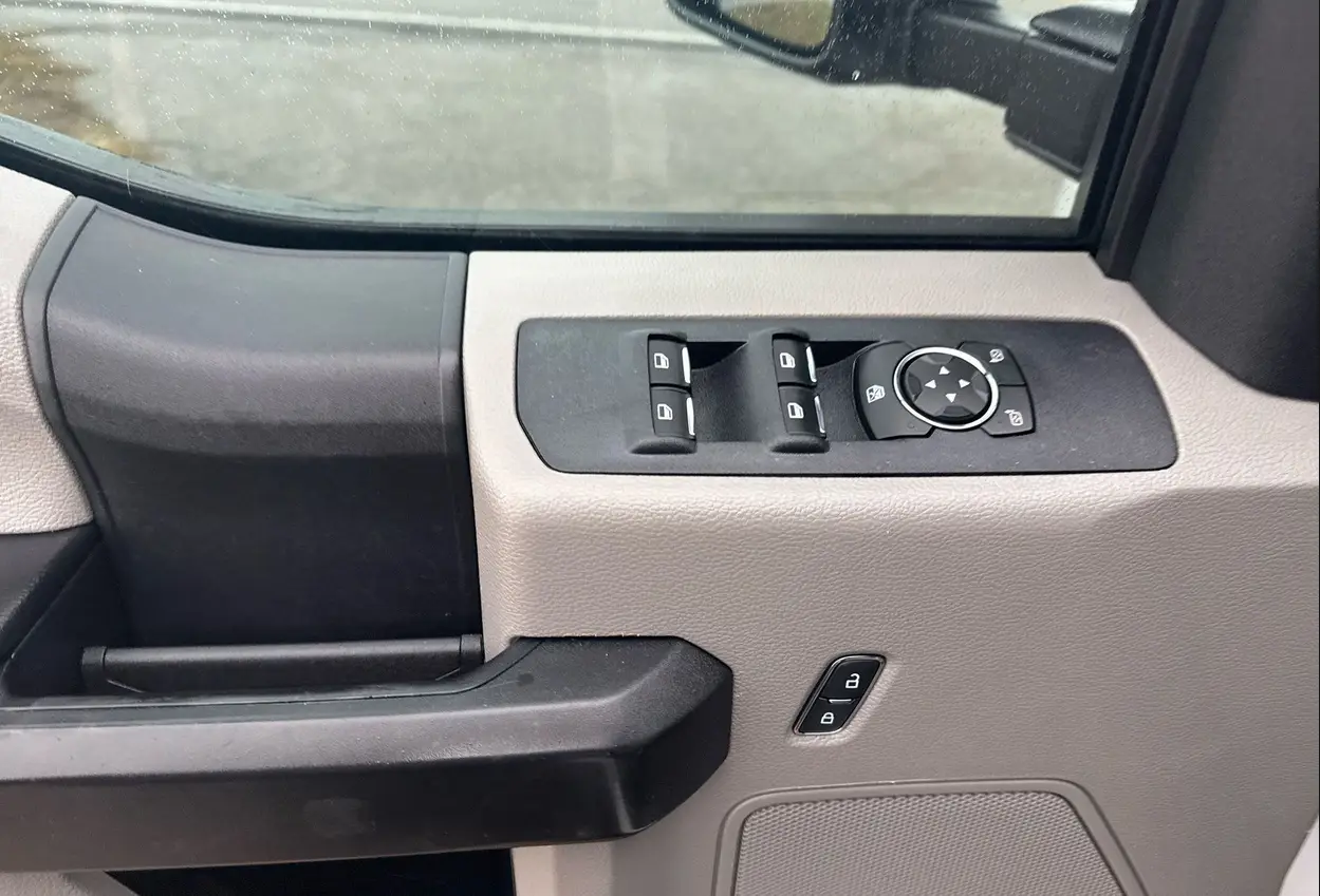 2021 Ford F350 Super Duty Crew Cab - Image 11