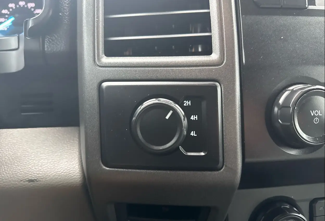 2021 Ford F350 Super Duty Crew Cab - Image 40