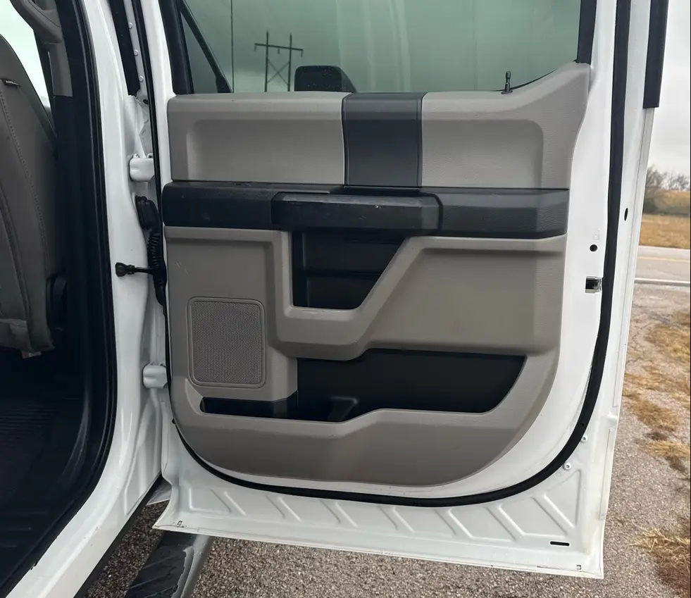 2021 Ford F350 Super Duty Crew Cab - Image 28