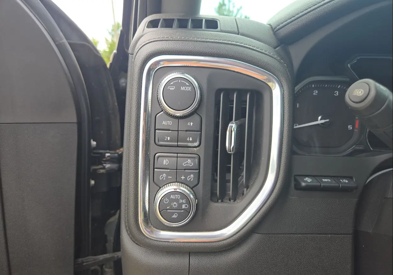 2023 GMC Sierra 3500HD Denali - Image 34