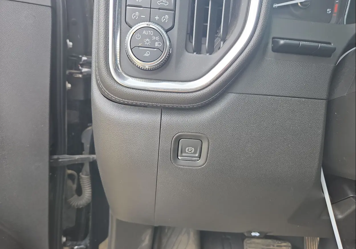 2023 GMC Sierra 3500HD Denali - Image 35