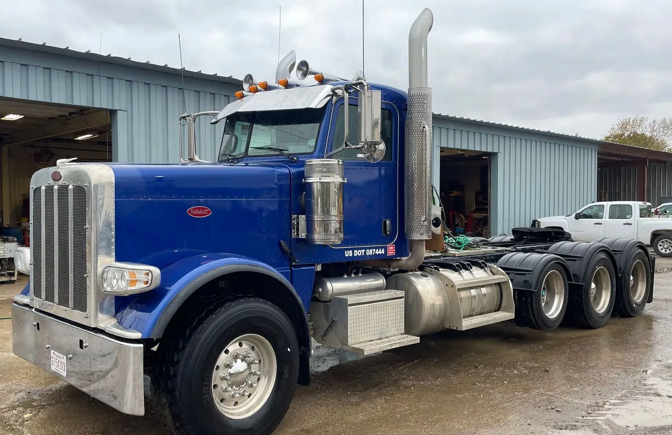 2013 Peterbilt 388 semi truck