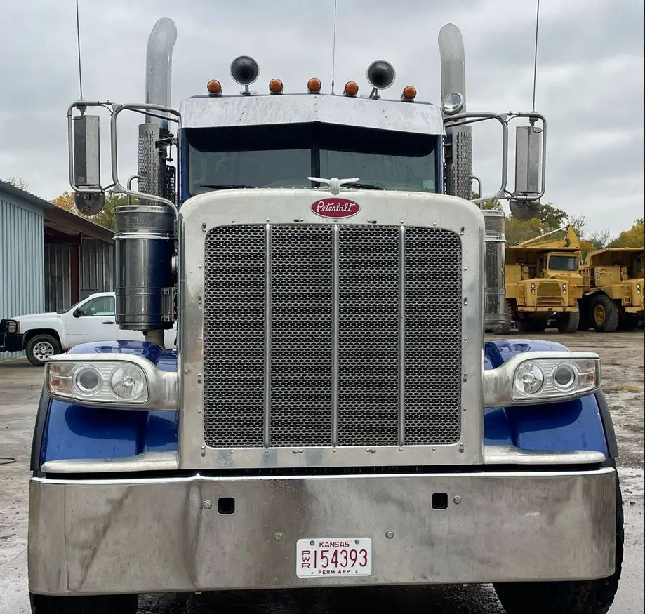 2013 Peterbilt 388 semi truck - Image 2