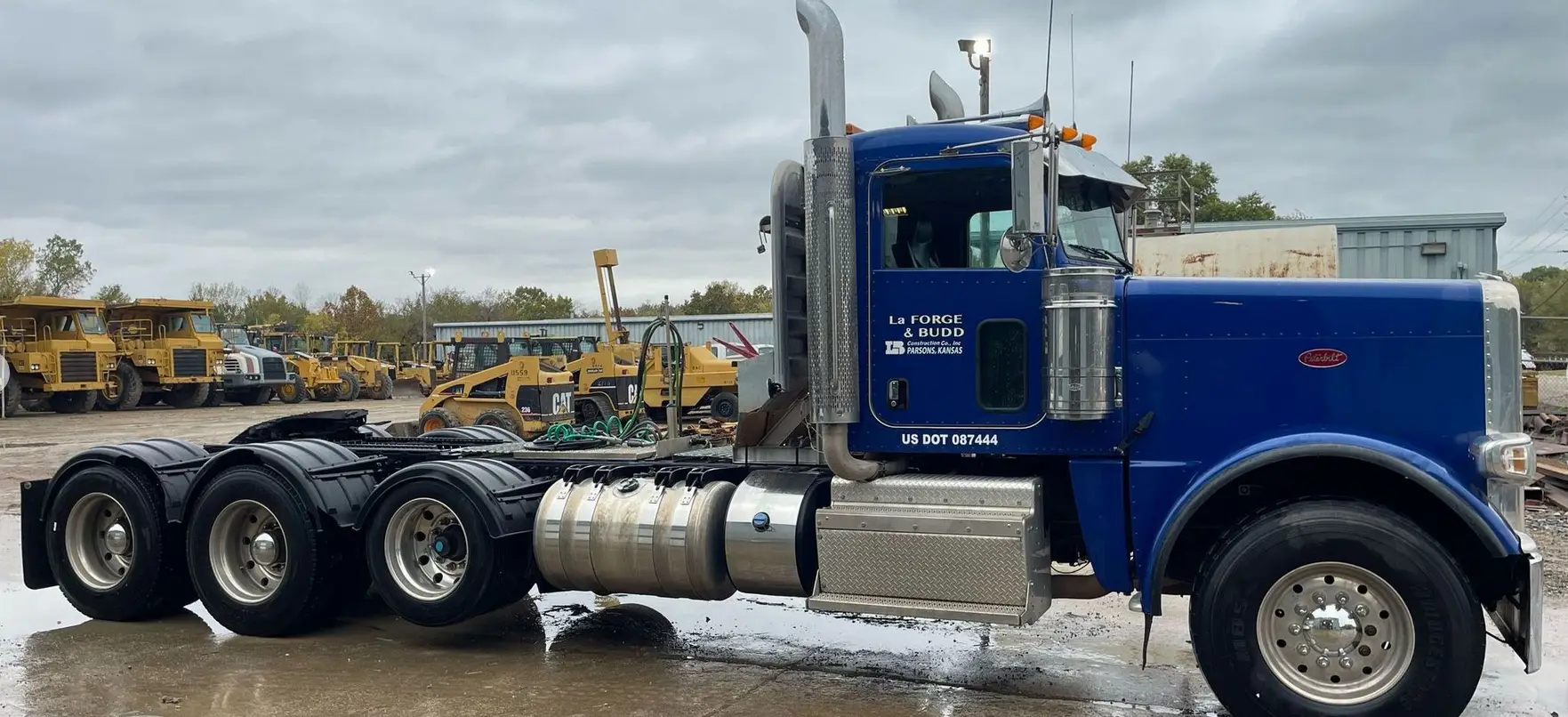 2013 Peterbilt 388 semi truck - Image 4
