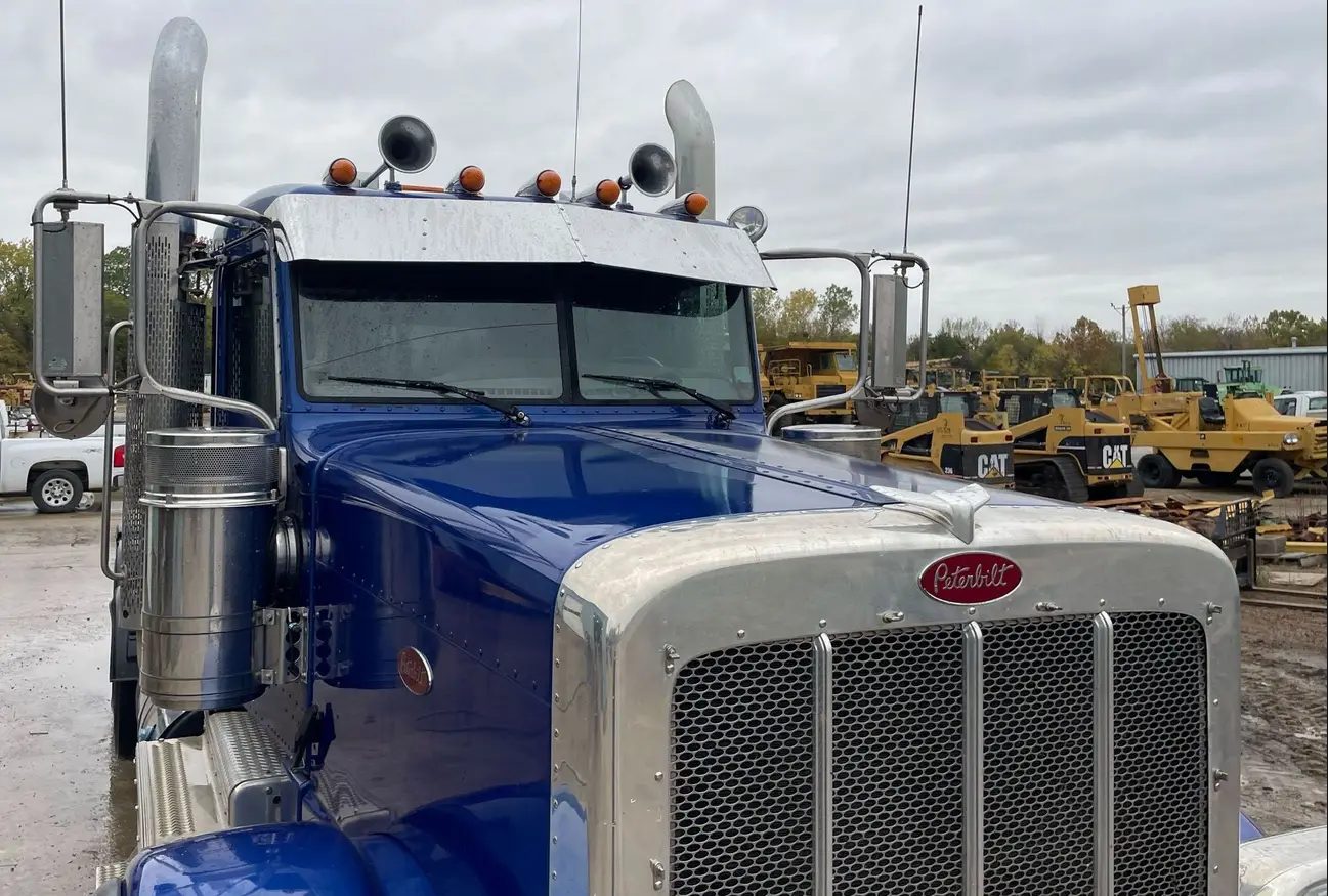 2013 Peterbilt 388 semi truck - Image 10