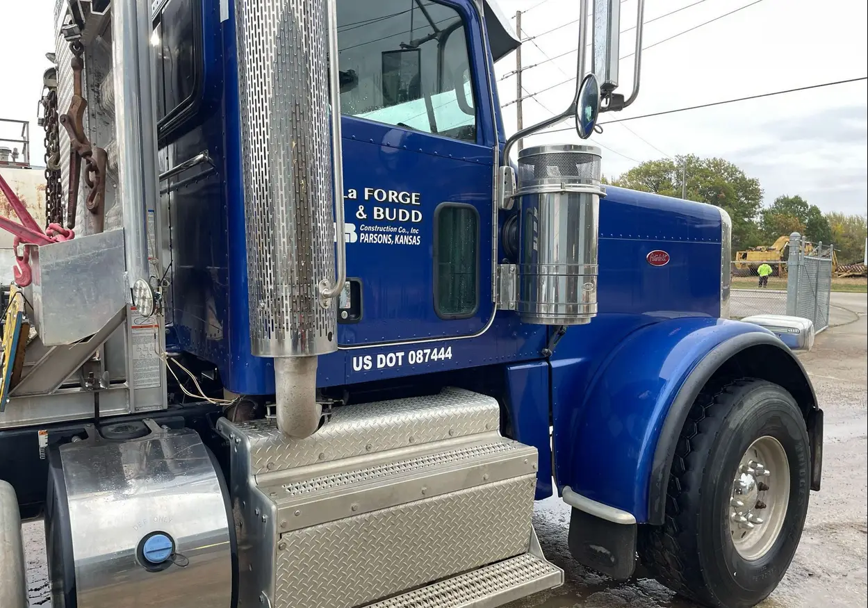 2013 Peterbilt 388 semi truck - Image 11