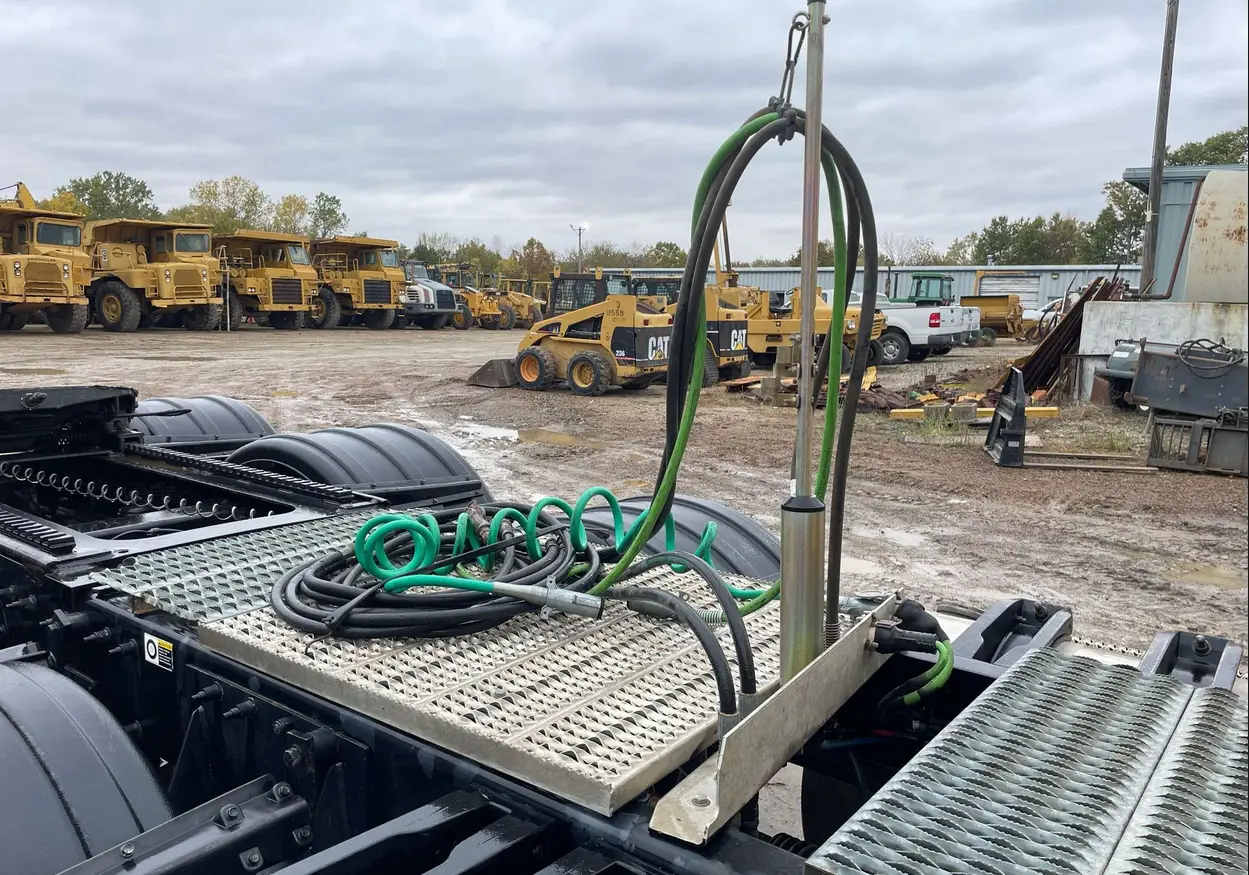 2013 Peterbilt 388 semi truck - Image 16