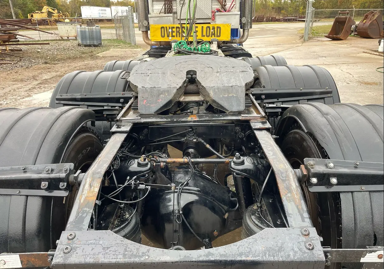 2013 Peterbilt 388 semi truck - Image 20