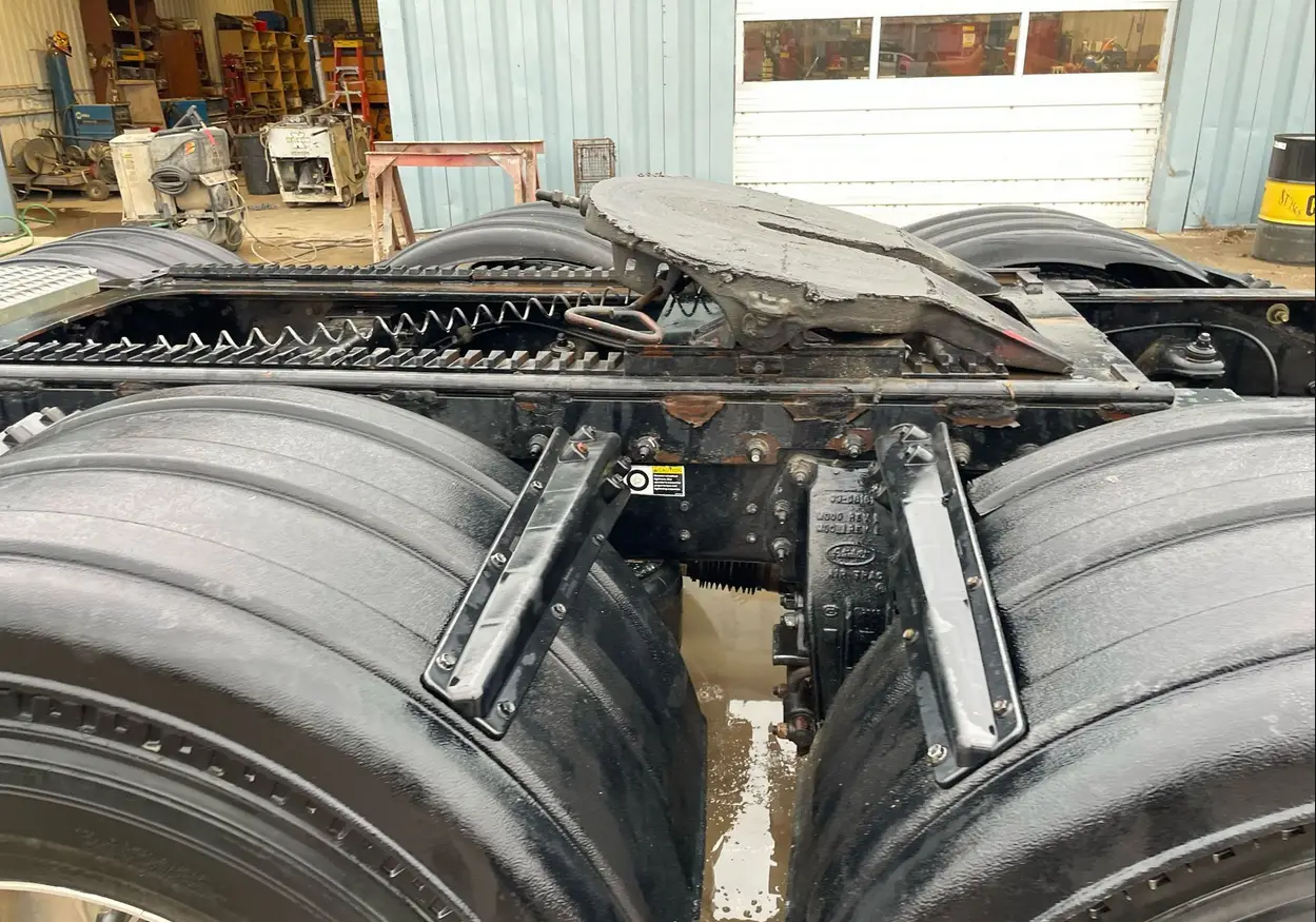 2013 Peterbilt 388 semi truck - Image 21