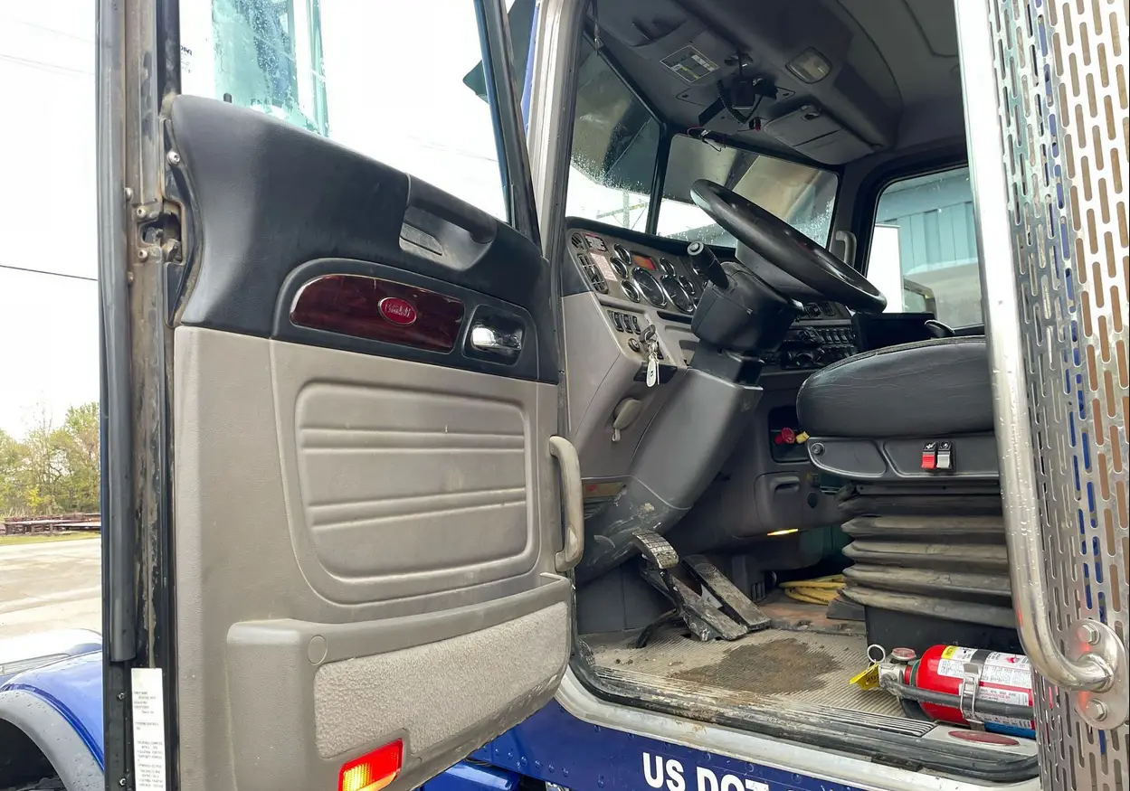 2013 Peterbilt 388 semi truck - Image 25