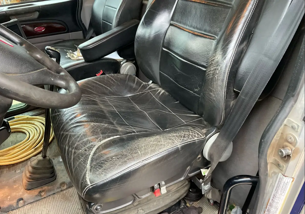 2013 Peterbilt 388 semi truck - Image 27