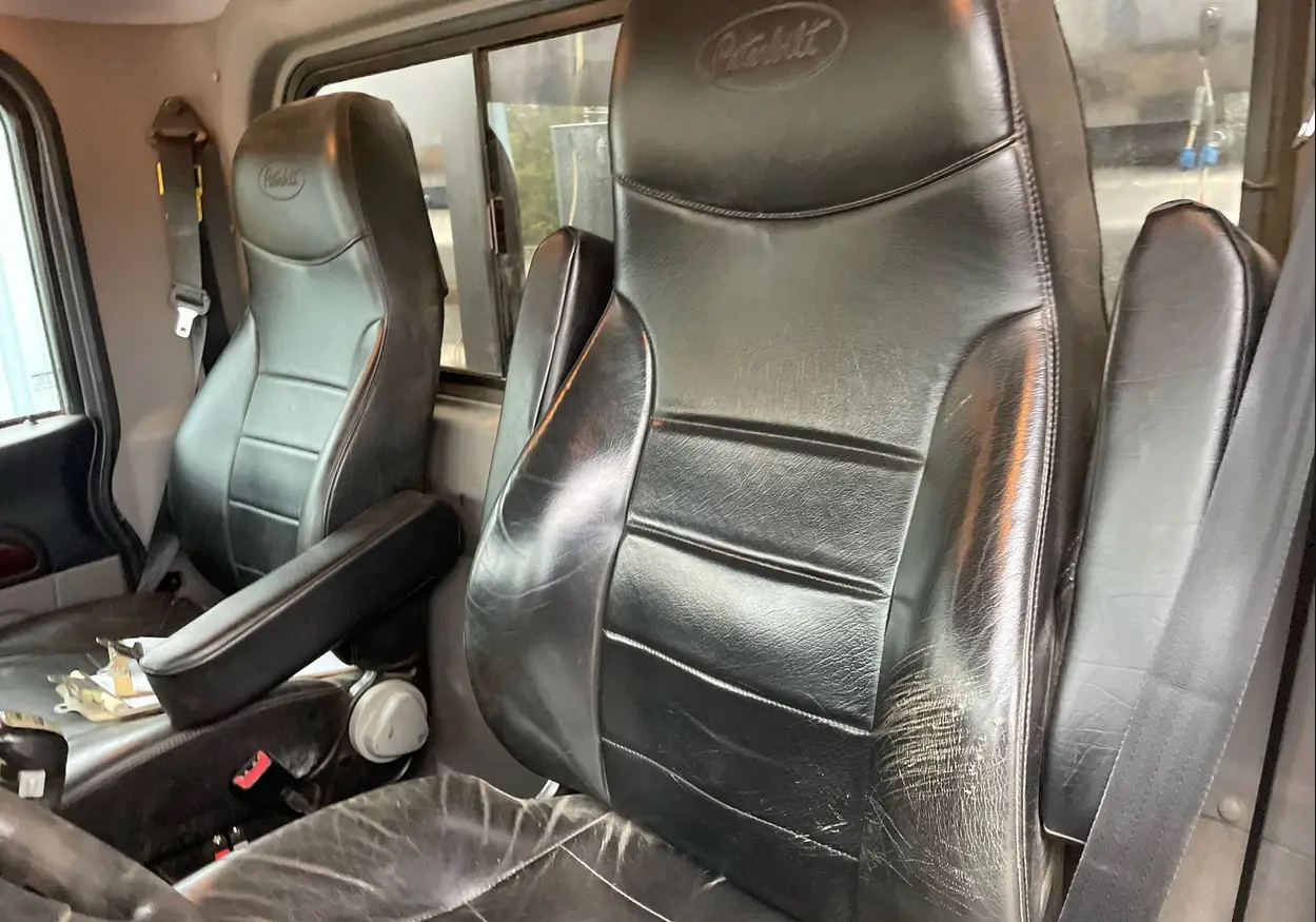 2013 Peterbilt 388 semi truck - Image 28