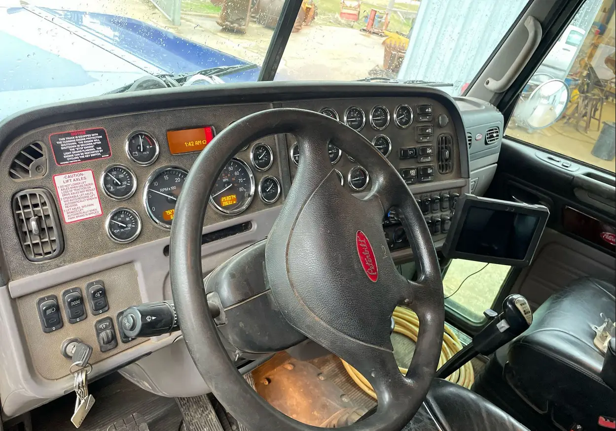 2013 Peterbilt 388 semi truck - Image 30