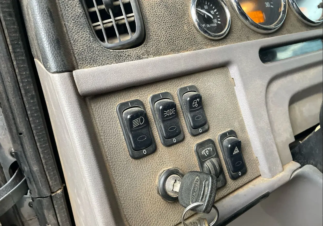 2013 Peterbilt 388 semi truck - Image 31