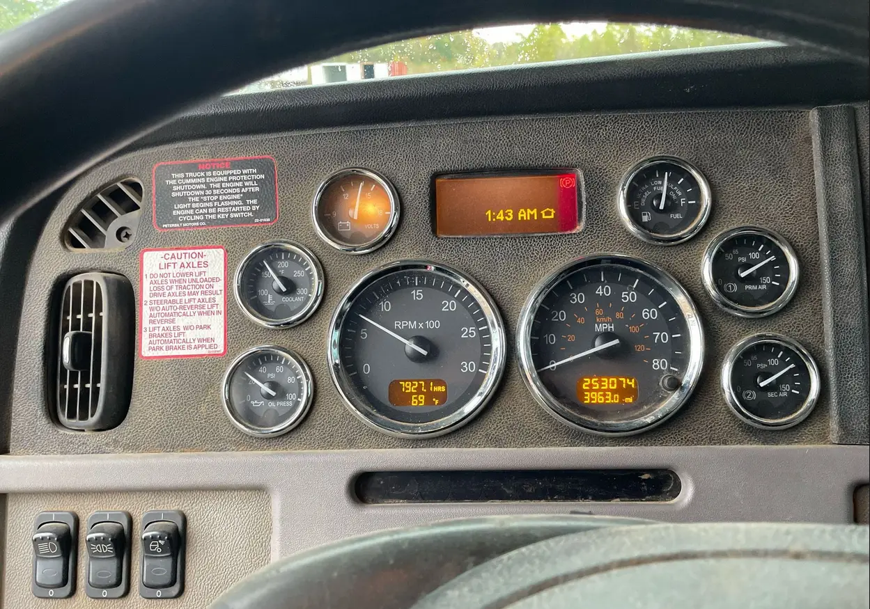 2013 Peterbilt 388 semi truck - Image 32