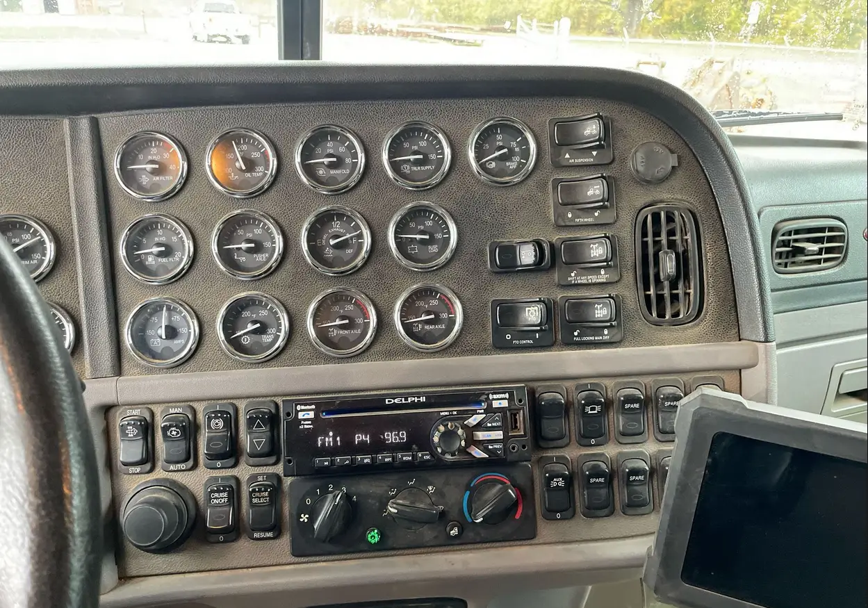 2013 Peterbilt 388 semi truck - Image 35