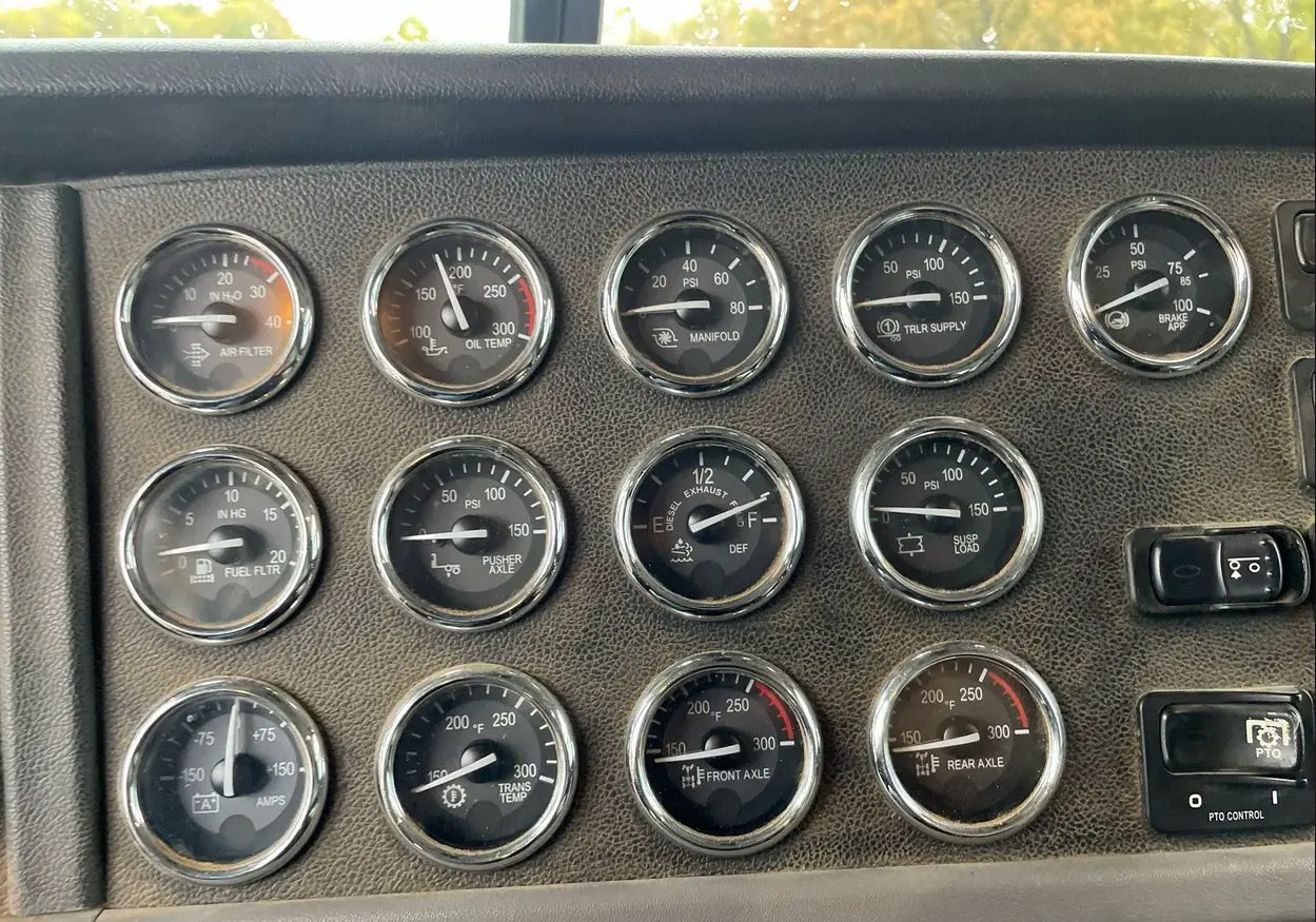 2013 Peterbilt 388 semi truck - Image 36