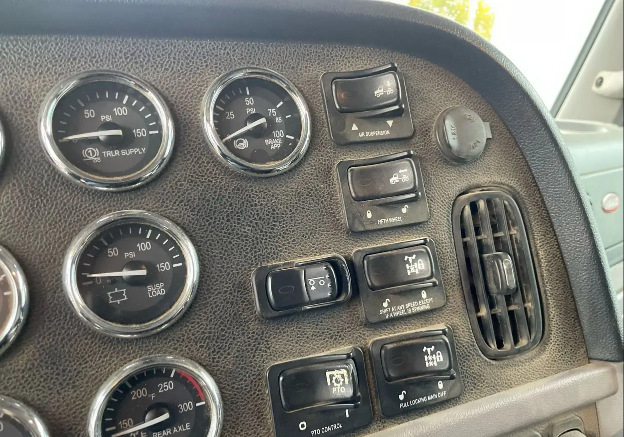 2013 Peterbilt 388 semi truck - Image 37