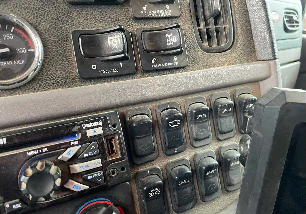 2013 Peterbilt 388 semi truck - Image 38