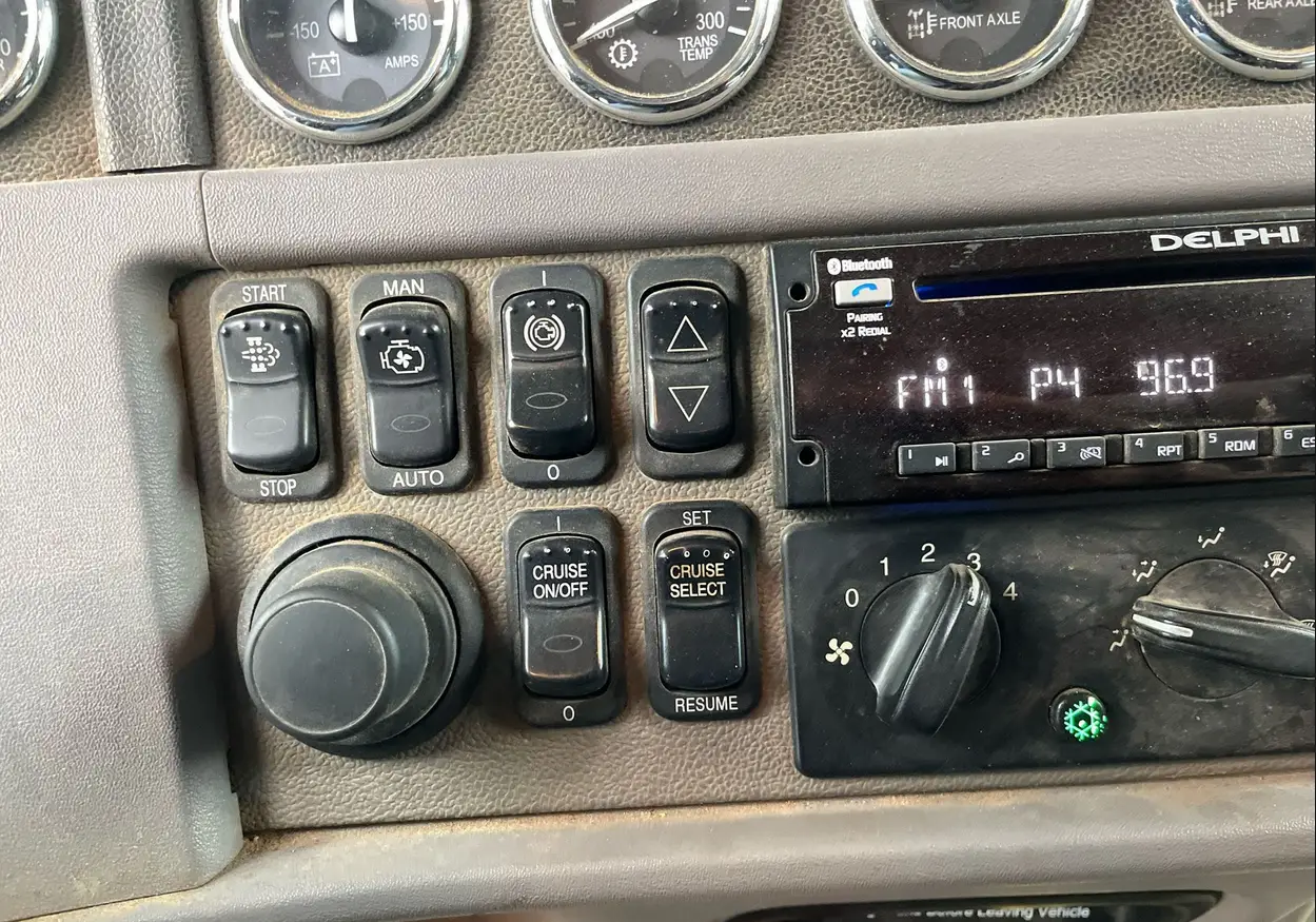 2013 Peterbilt 388 semi truck - Image 39