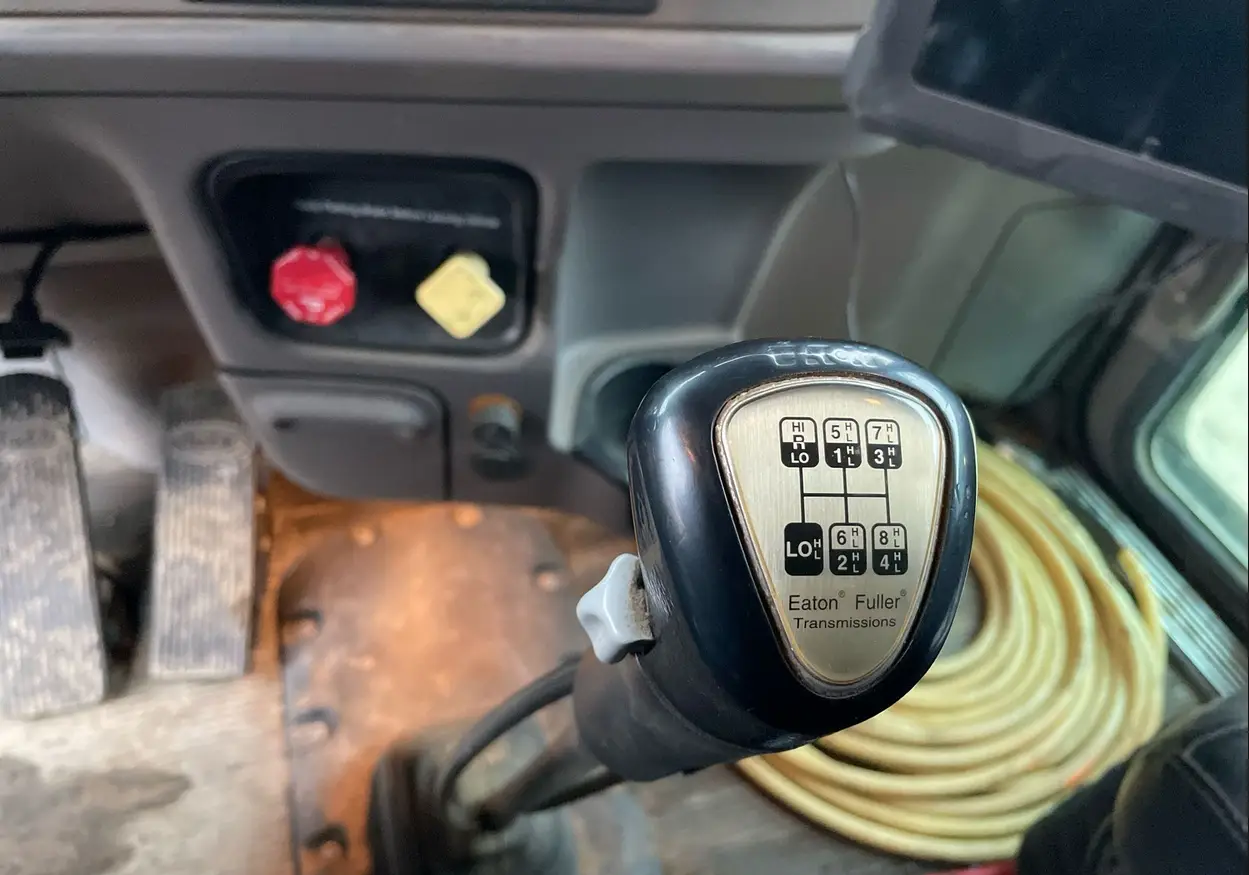 2013 Peterbilt 388 semi truck - Image 41