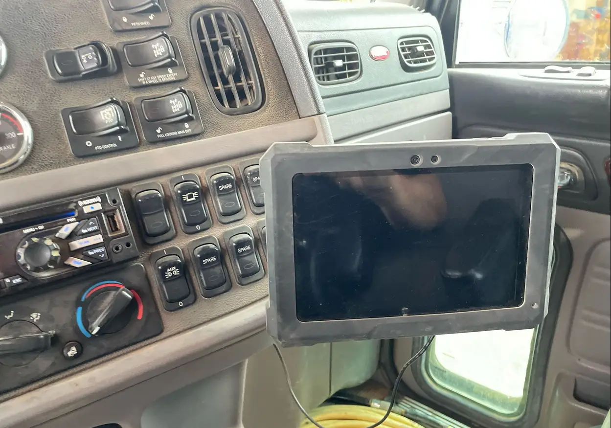 2013 Peterbilt 388 semi truck - Image 42