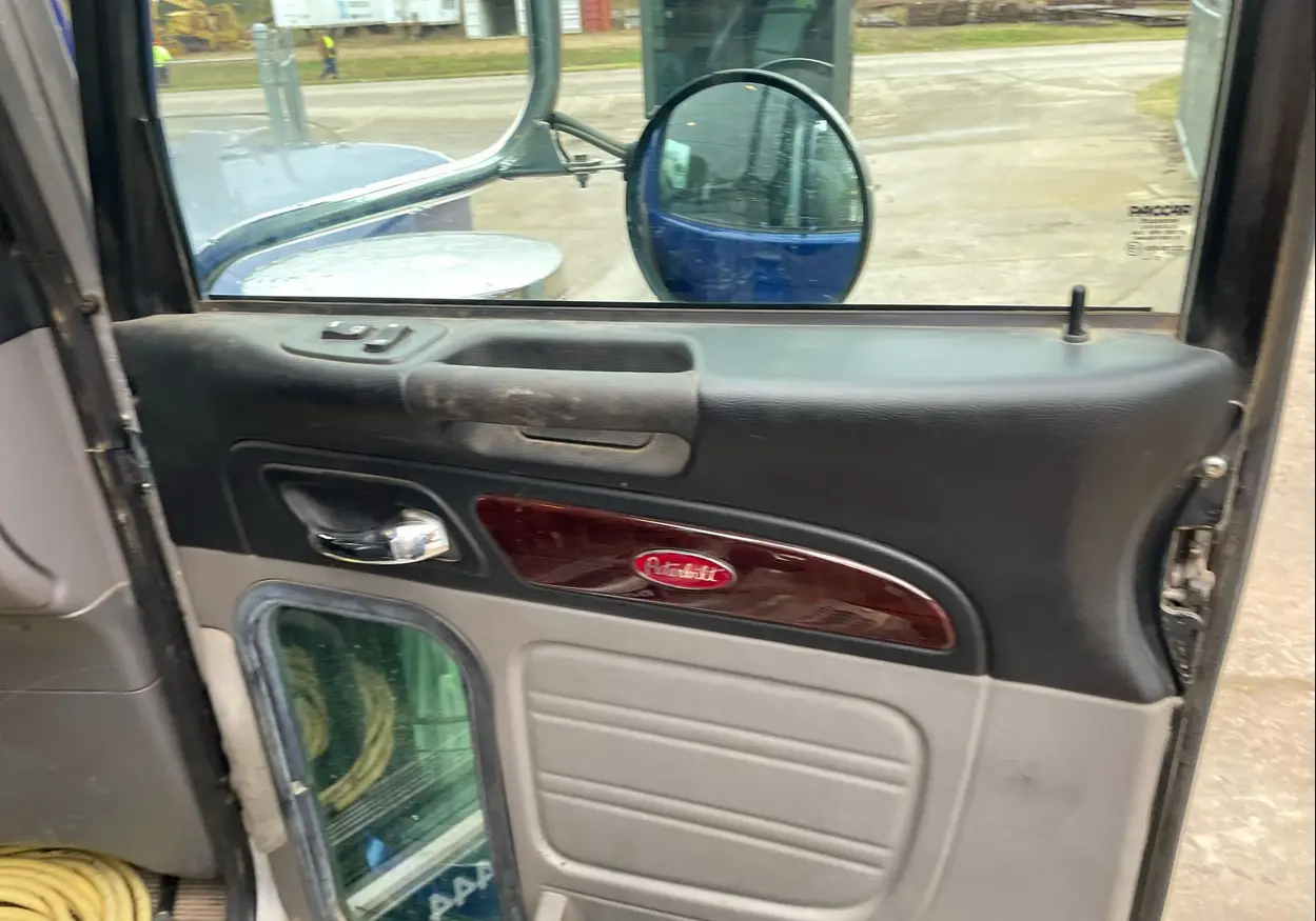 2013 Peterbilt 388 semi truck - Image 43