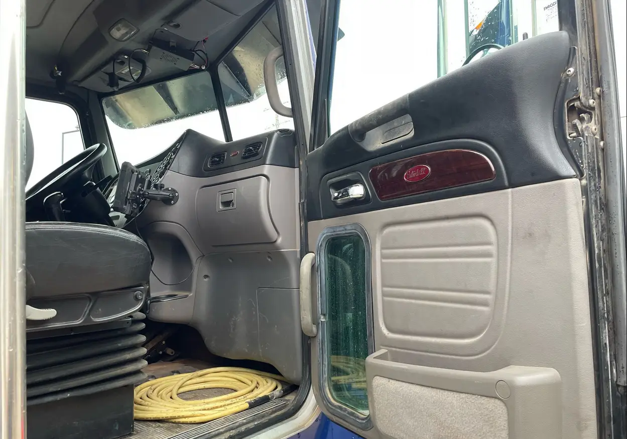 2013 Peterbilt 388 semi truck - Image 44