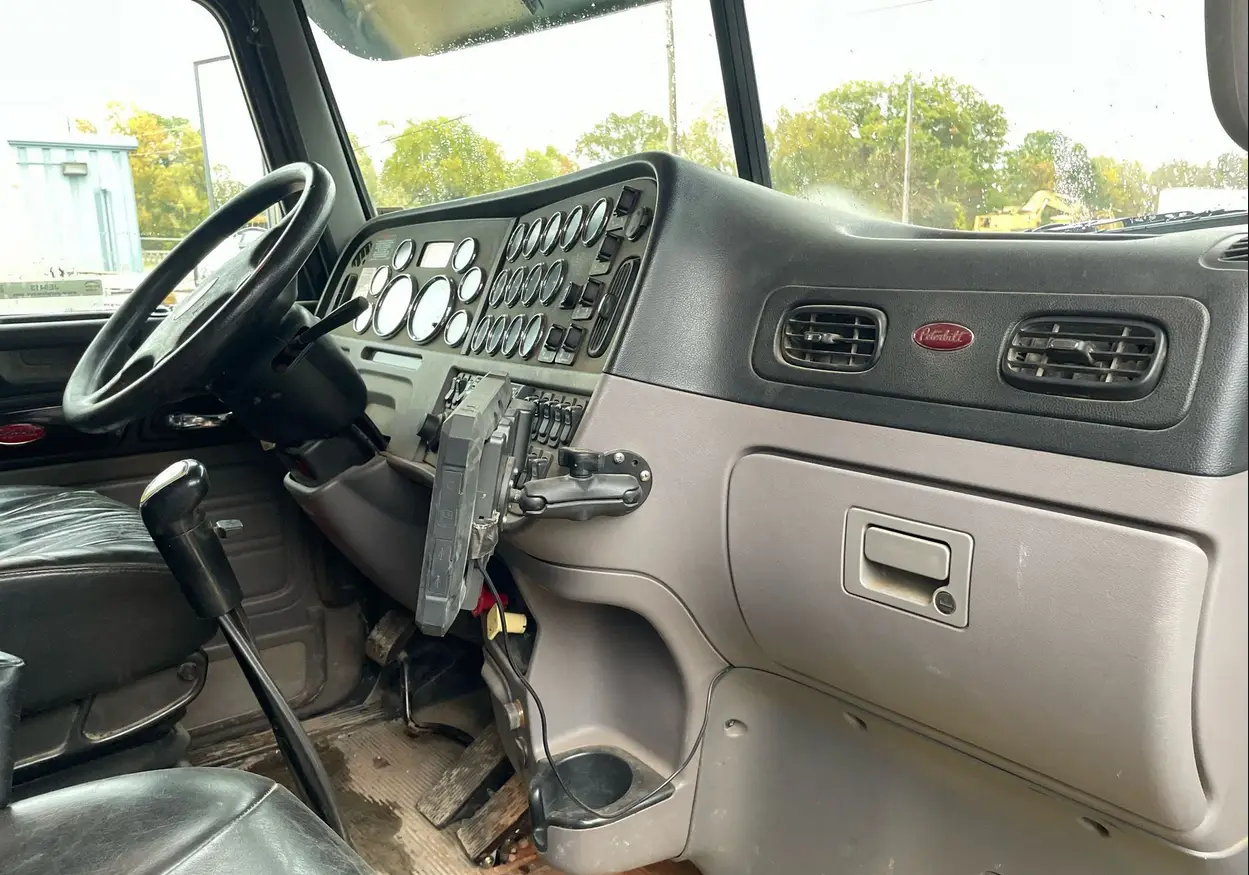 2013 Peterbilt 388 semi truck - Image 47