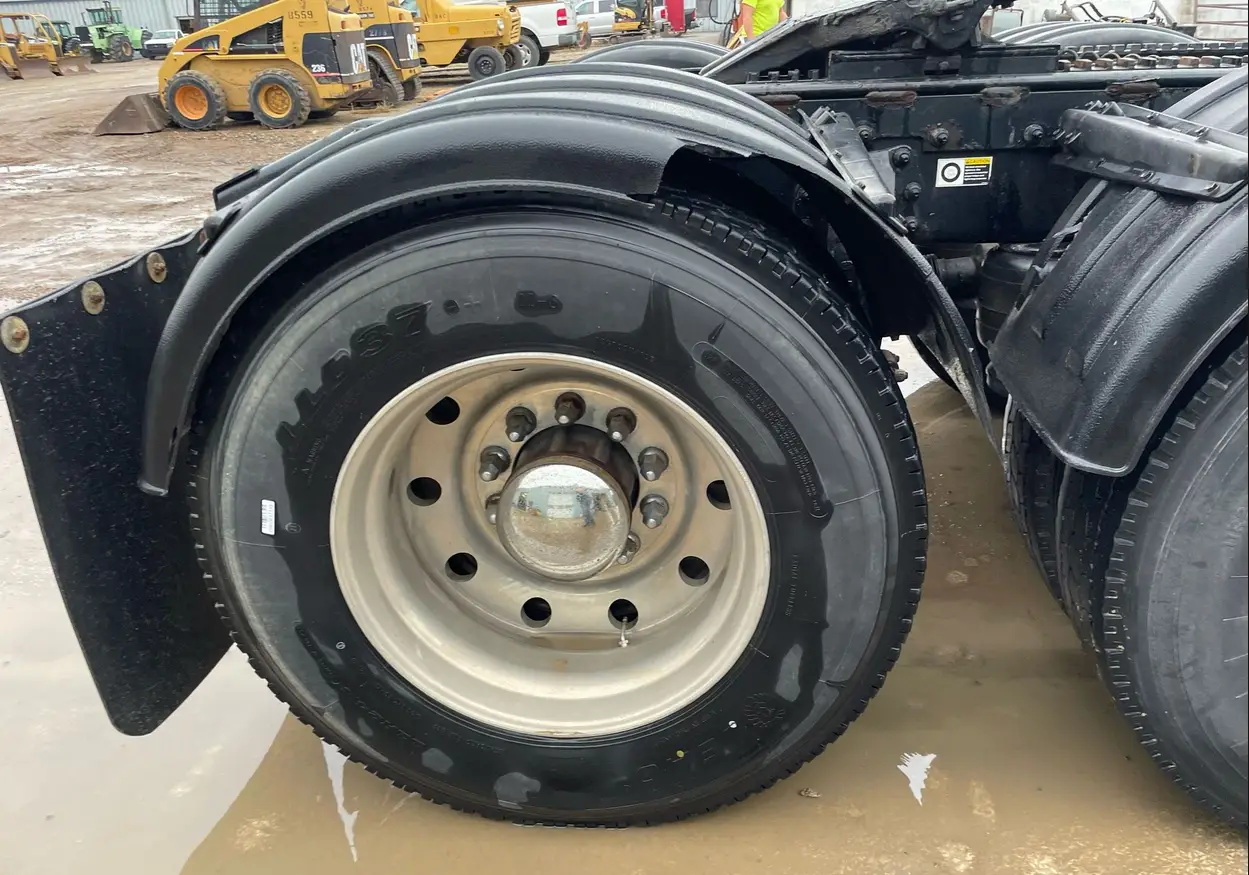 2013 Peterbilt 388 semi truck - Image 73