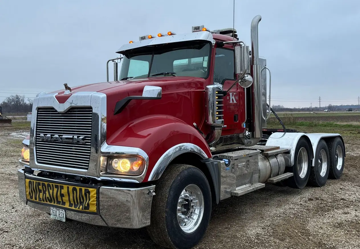 2014 Mack Titan TD713 semi truck