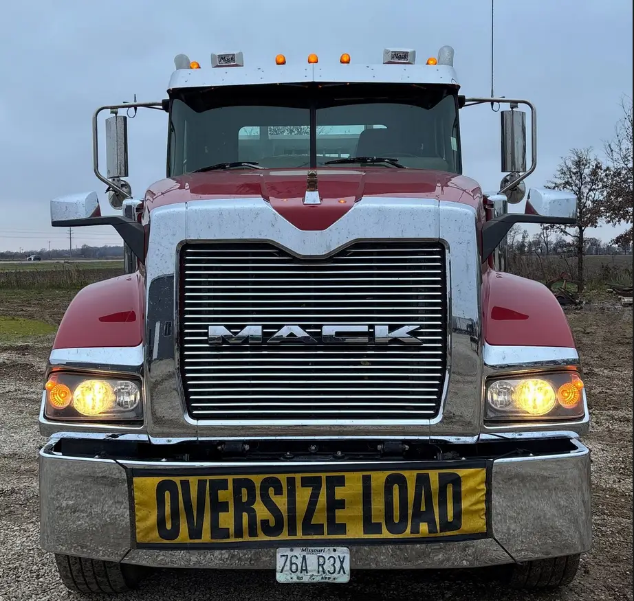 2014 Mack Titan TD713 semi truck - Image 2