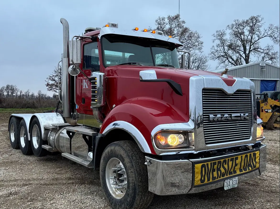 2014 Mack Titan TD713 semi truck - Image 3