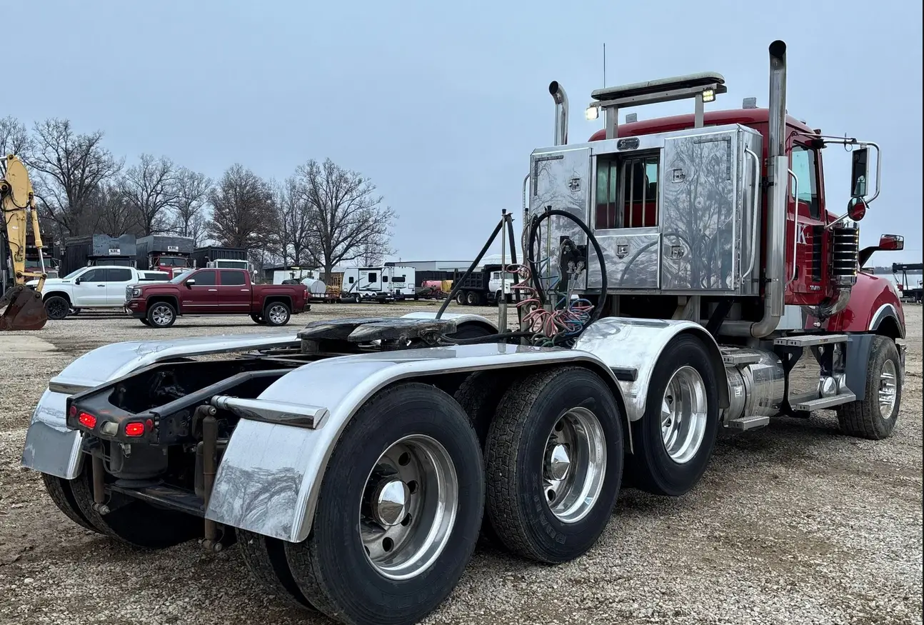 2014 Mack Titan TD713 semi truck - Image 5