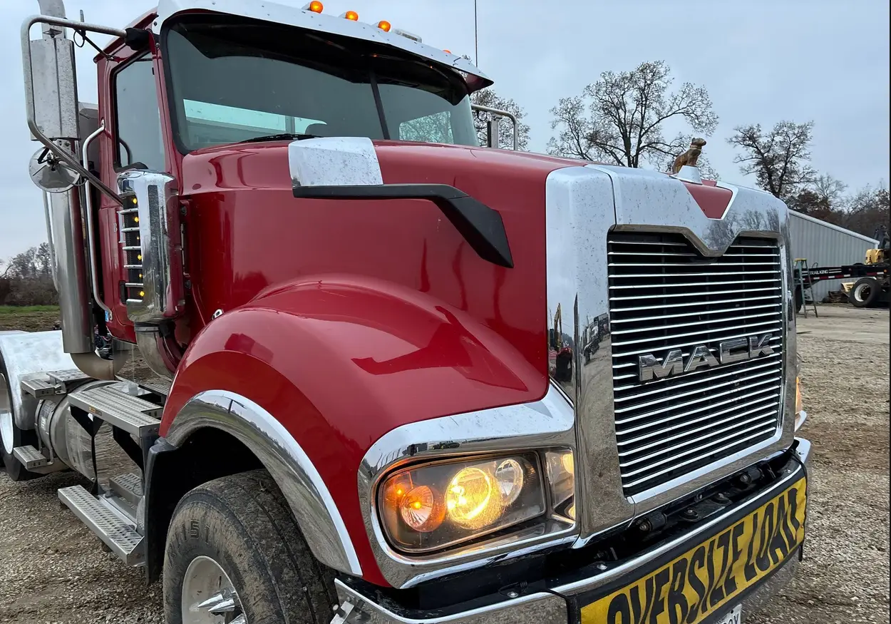 2014 Mack Titan TD713 semi truck - Image 13