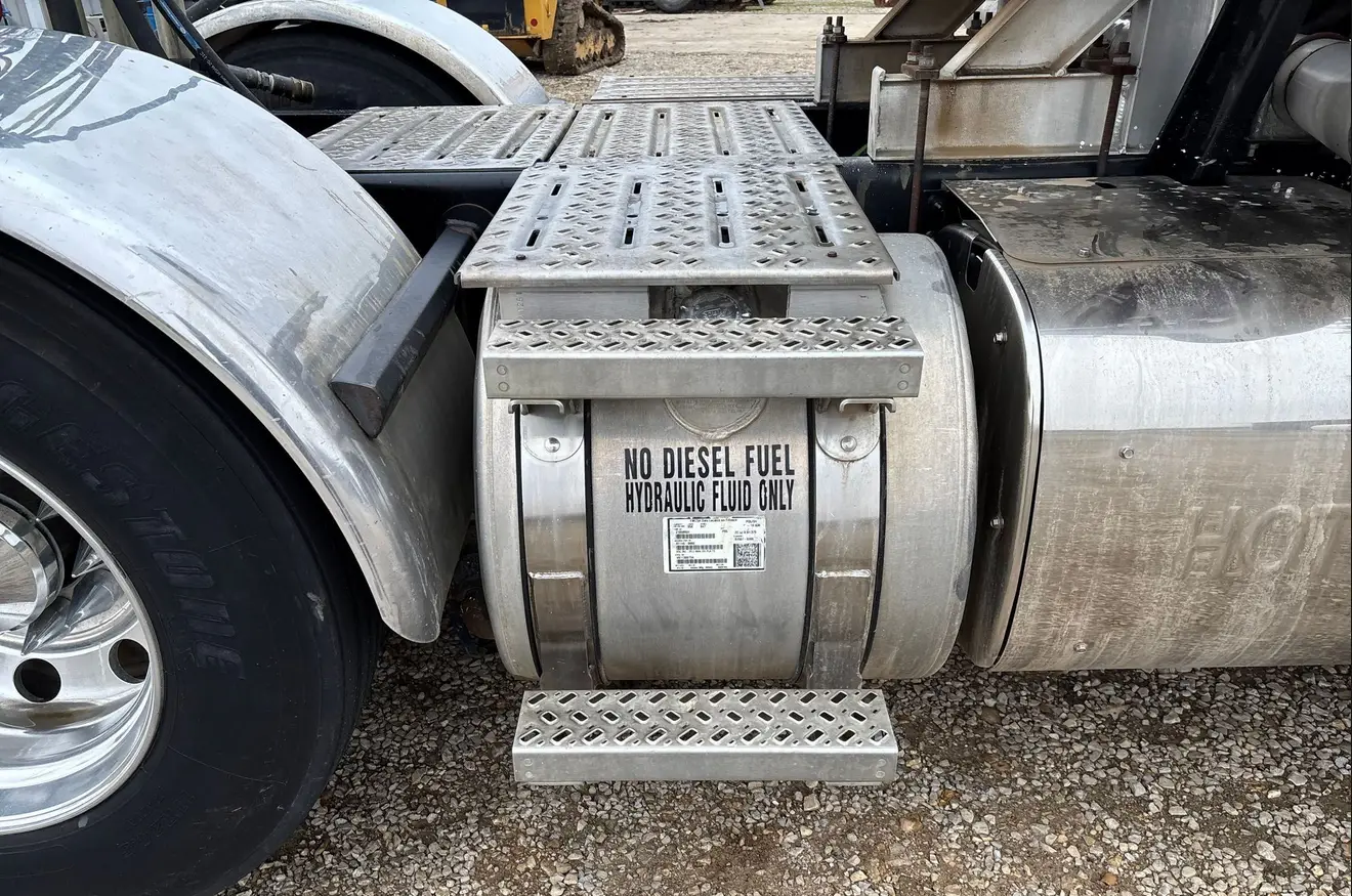 2014 Mack Titan TD713 semi truck - Image 15