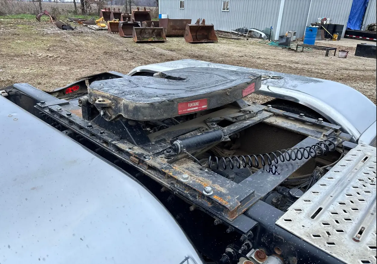 2014 Mack Titan TD713 semi truck - Image 25