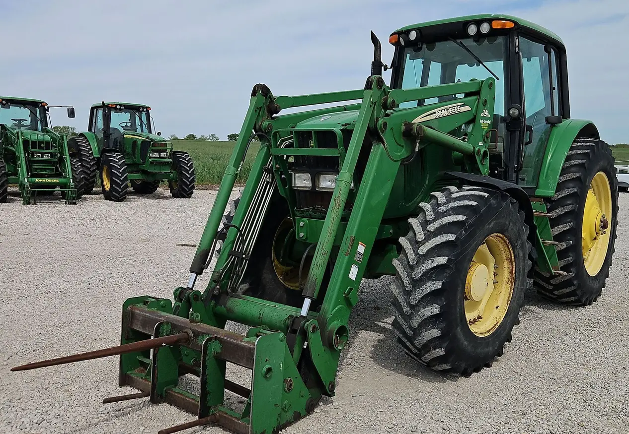 2004 John Deere 7320 MFWD tractor