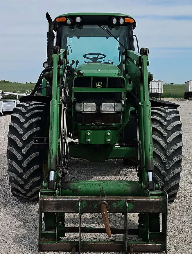 2004 John Deere 7320 MFWD tractor