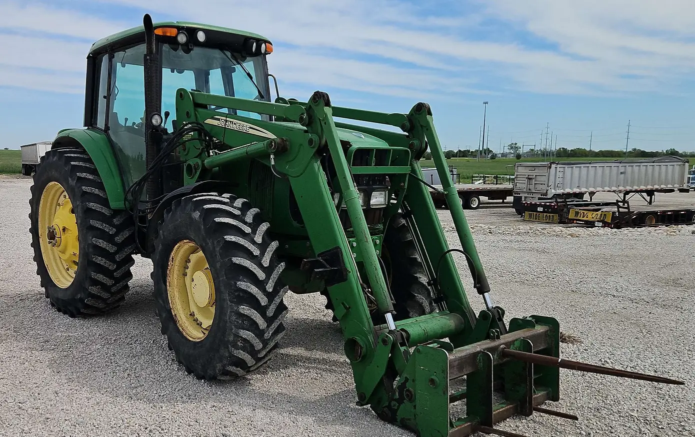 2004 John Deere 7320 MFWD tractor