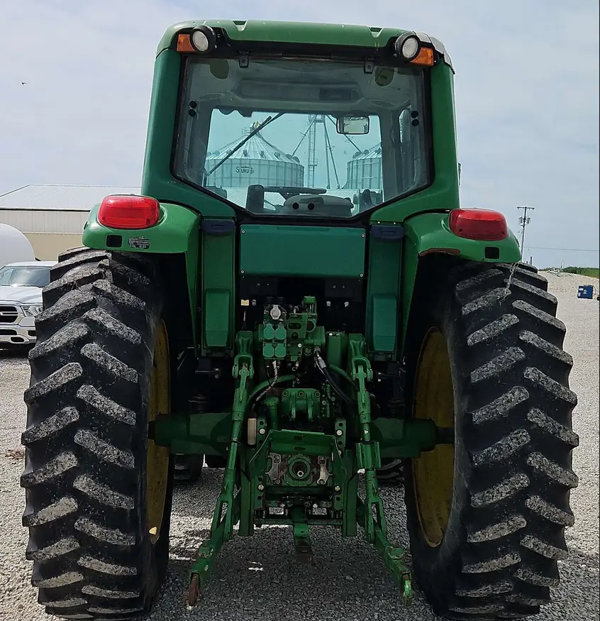 2004 John Deere 7320 MFWD tractor