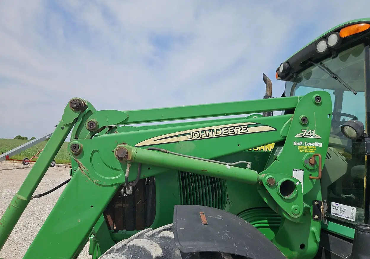 2004 John Deere 7320 MFWD tractor