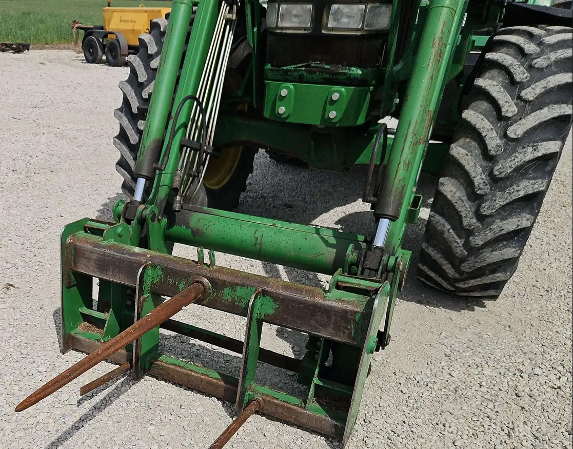 2004 John Deere 7320 MFWD tractor