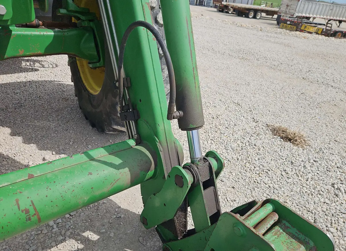 2004 John Deere 7320 MFWD tractor