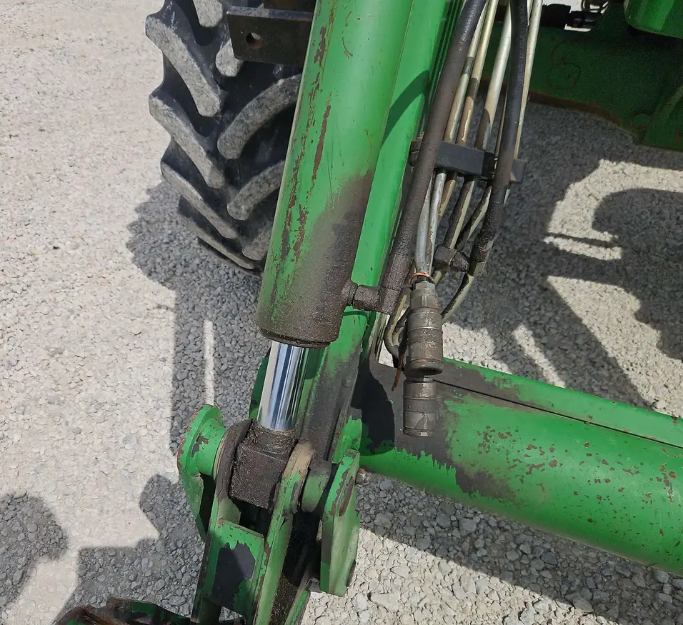 2004 John Deere 7320 MFWD tractor